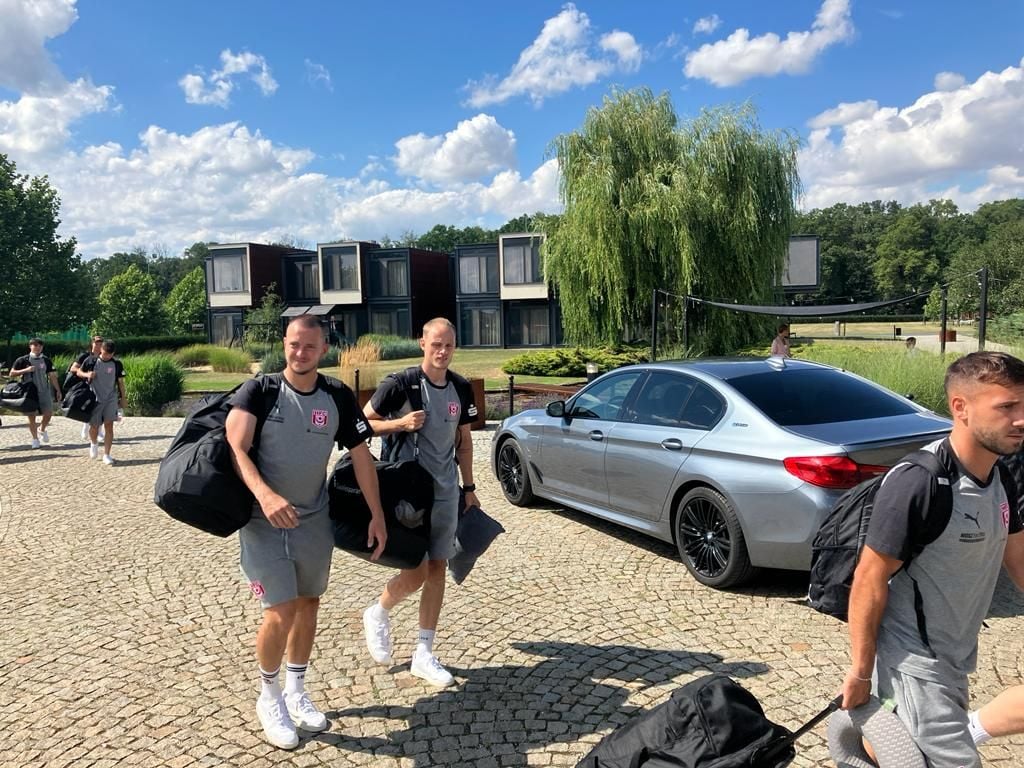 Jannes Vollert (l.) und Tim-Justin Dietrich (M.) sind mit der HFC-Mannschaft angekommen