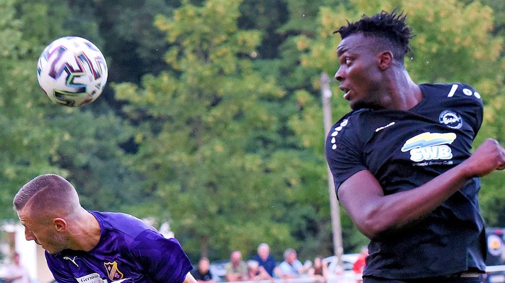 Torjäger Usman Taiwo (rechts) vom SC Bernburg schaffte gegen Plötzkau einen lupenreinen Hattrick.