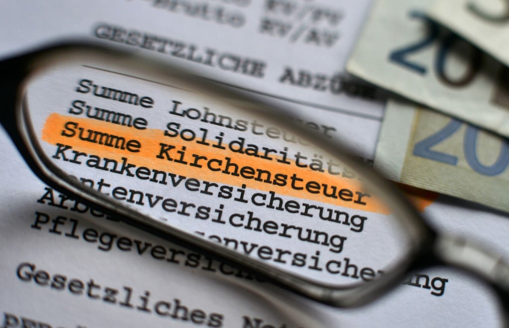 Unter den gesetzlichen Abgaben ist auf einer Abrechnung die Kirchensteuer ausgewiesen.