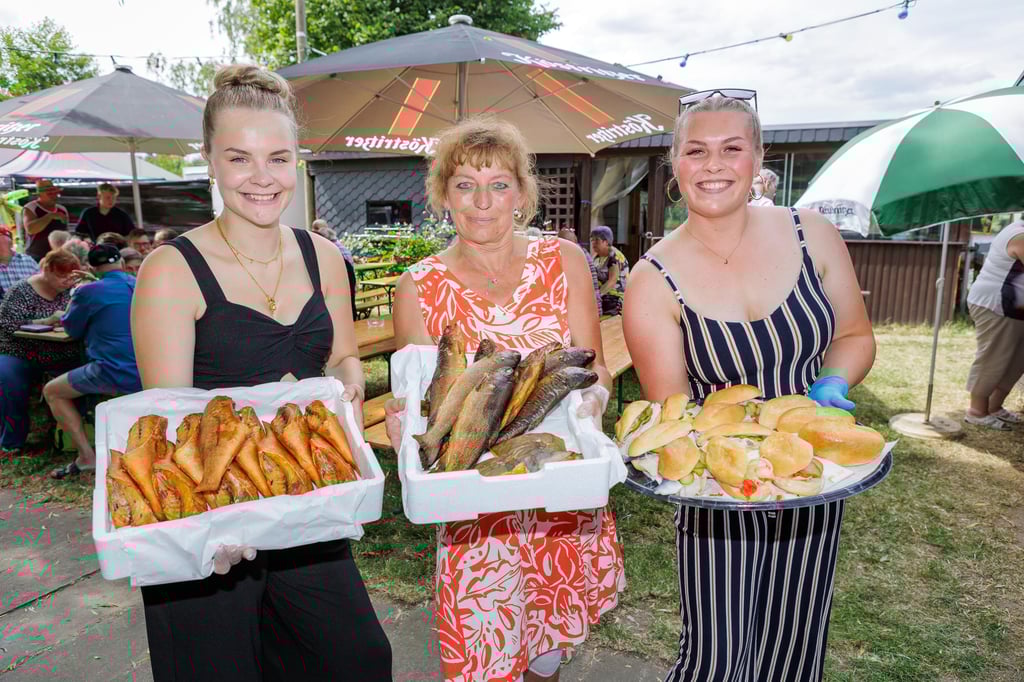 Der Angelverein Spora hat am Samstag zum traditionellen Anglerfest an den Penkwitzer See eingeladen. Dort ließ es sich auch bei 35 Grad im Schatten gut aushalten. Das fanden auch Lilli Schuhknecht, Viola Wolkse, Julia Gast (von links), die hier frischen Räucherfisch und Fischbrötchen anbieten. Das gehört zu diesem Fest natürlich dazu. Man konnte aber auch ins Gespräch kommen und einfach den Sommertag genießen.