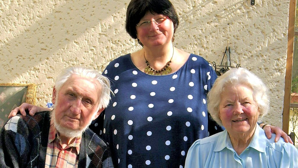Eines von Ruth-Barbara Schlenkers Lieblingsfotos, aufgenommen an ihrem Geburtstag vor drei Jahren, zeigt sie mit ihren Eltern Ursula und Manfred Schlenker.
