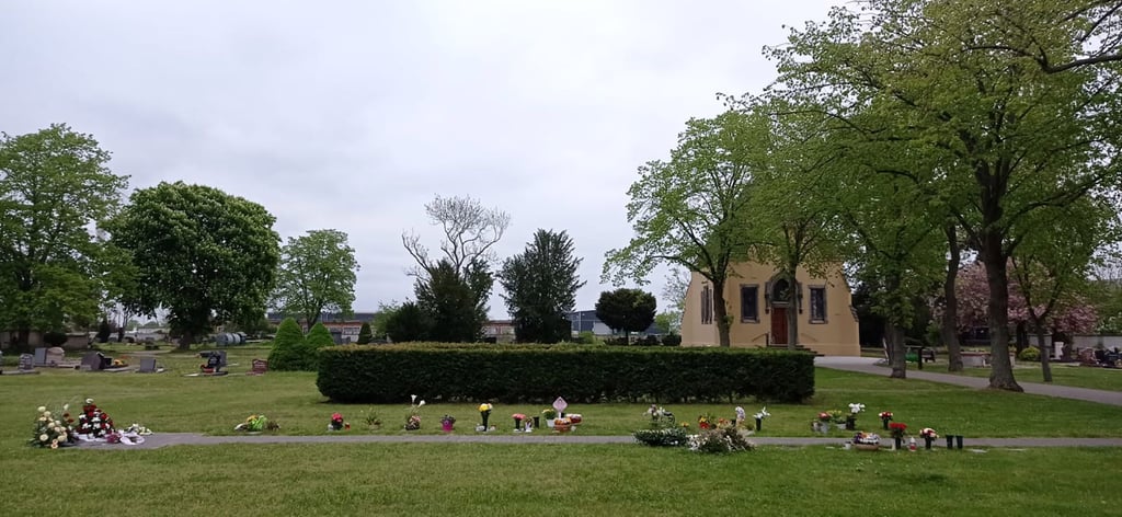 Der Groß Rosenburger Friedhof mit seiner schön sanierten Kapelle. Die Gemeinde möchte Bäume anpflanzen, um Urnengräber darunter anzulegen.