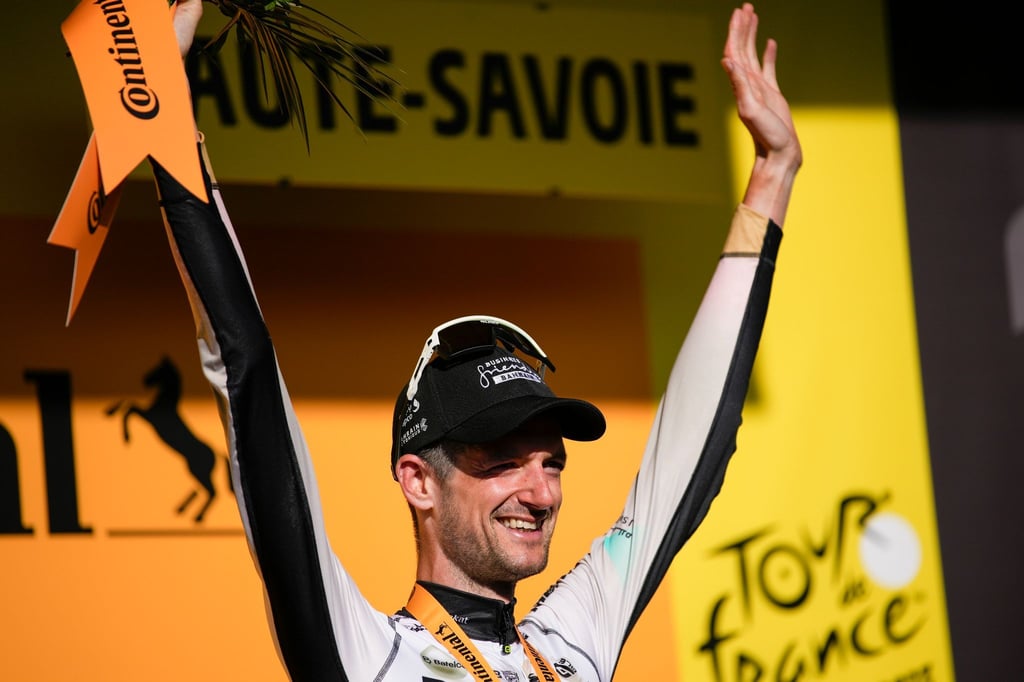 Der Etappensieger Wout Poels aus den Niederlanden vom Team Bahrain-Victorious jubelt auf dem Podium.