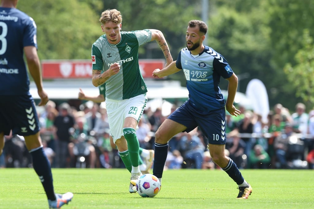 Werders Nick Woltemade gegen Oldenburgs Kamer Krasniqi (r).