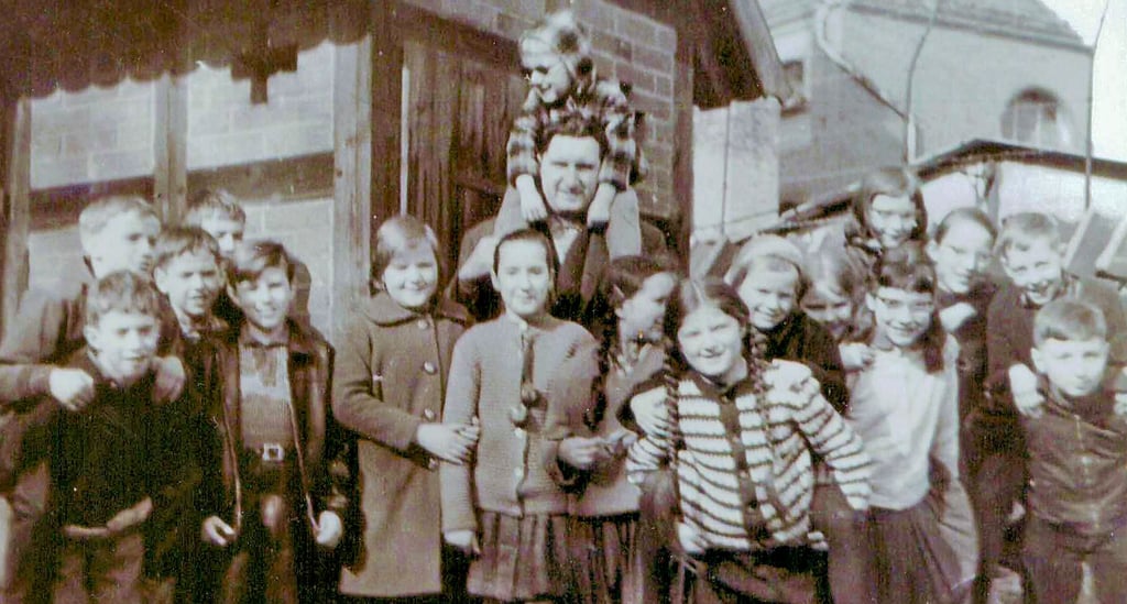Dieses Foto vom damaligen Kinderchor entstand im Jahre 1965 auf dem Domhof in Stendal. Jedes Jahr hat Manfred Schlenker (Mitte) ein Kindermusical inszeniert.