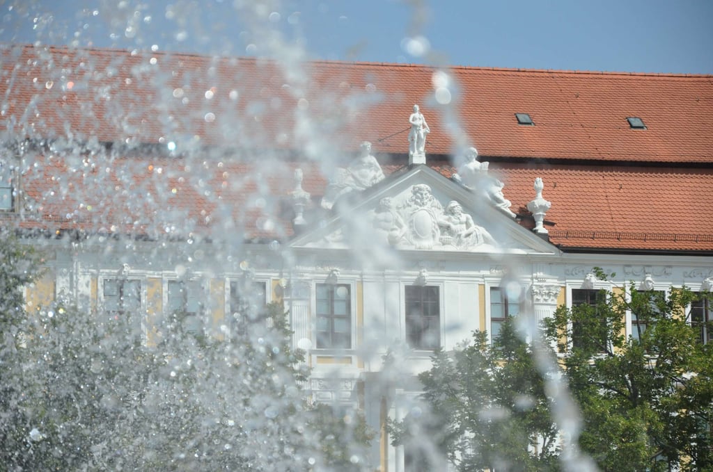 Auf dem Domplatz von Magdeburg sprudeln wieder die Fontänen des Wasserspiels.