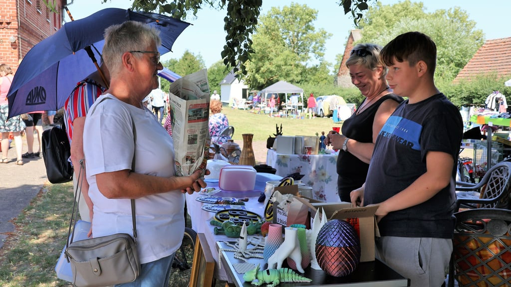Familie Gauch aus Scharlibbe hatte einen großen Stand beim Trödelmarkt aufgebaut. Jung und alt trafen sich zu „Handelsgesprächen“.