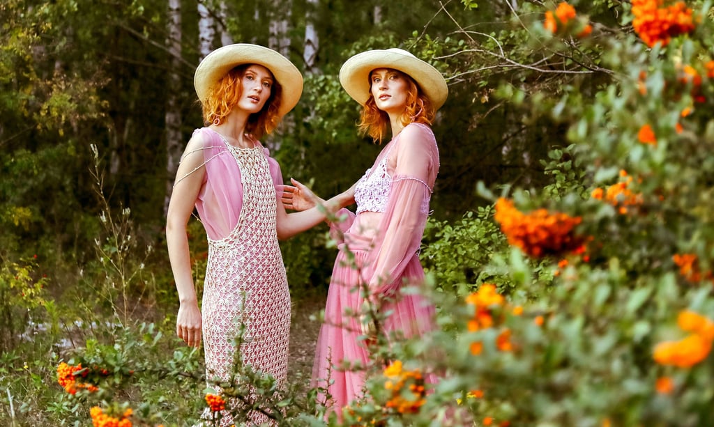 Olena Maximow (links) und ihre Zwillingsschwester Tetjana in der zarten Mode von Domas Crochet Design
