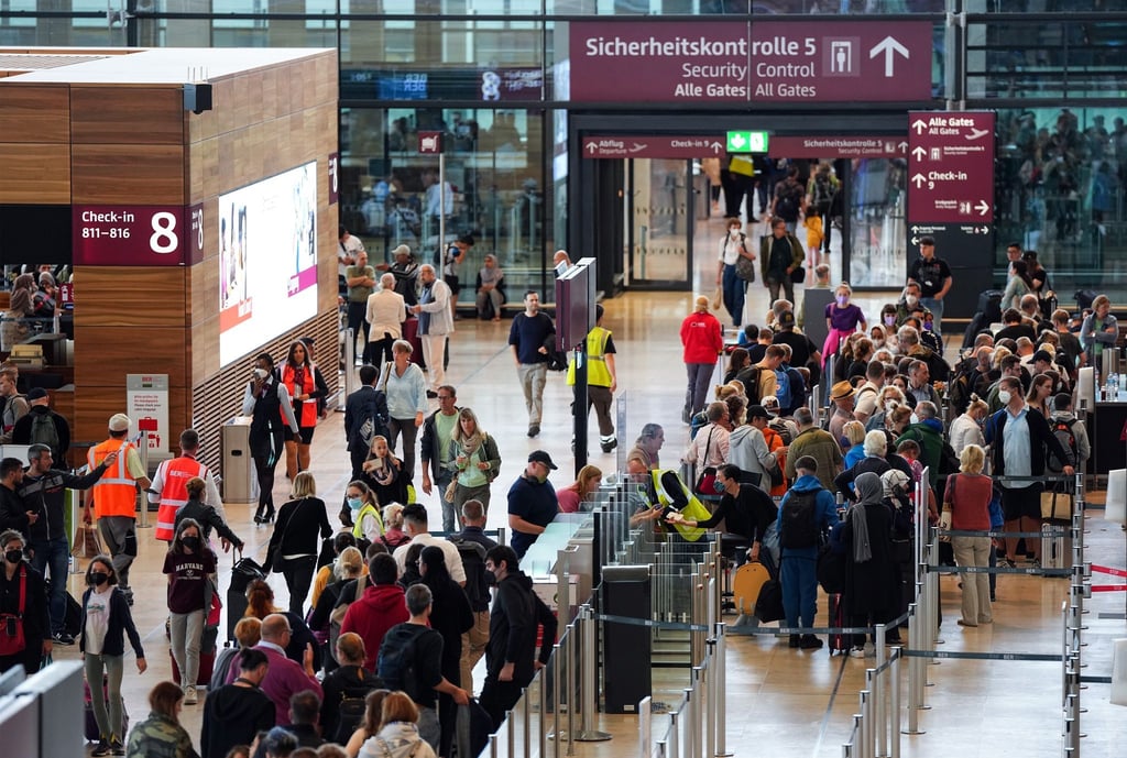 Reisende warten auf dem Flughafen Berlin Brandenburg auf die Sicherheitskontrolle.