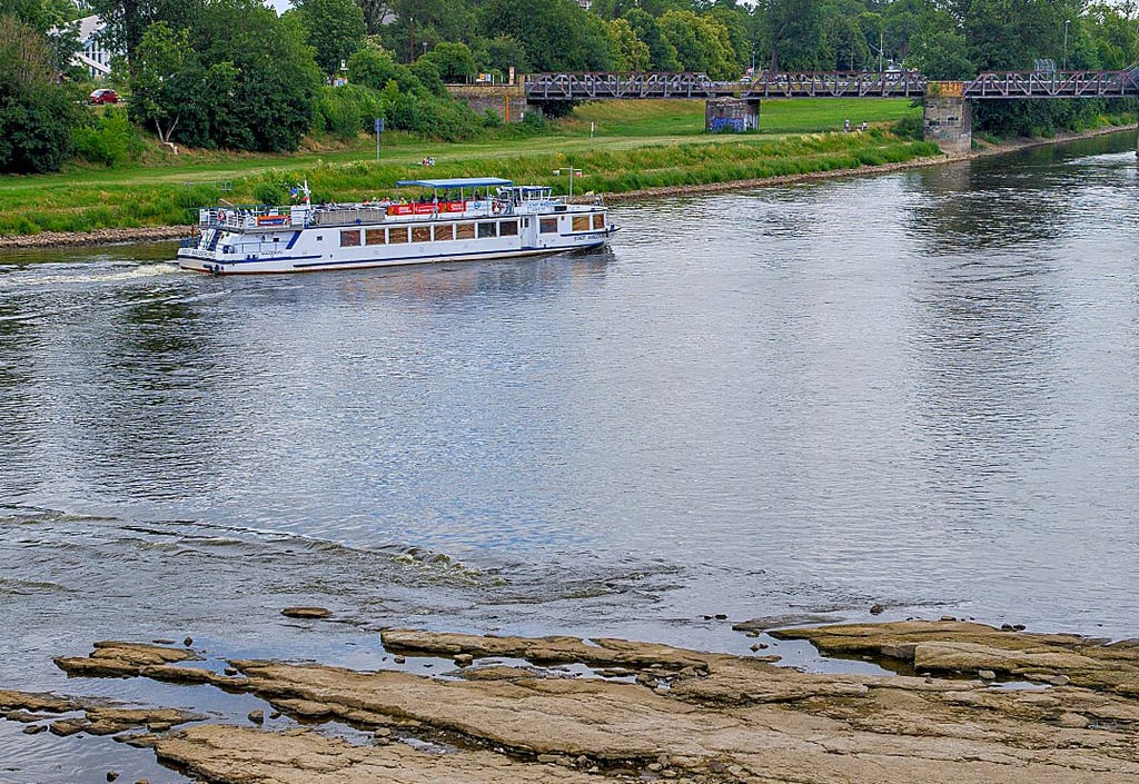 Wegen Niedrigwassers kann die Weiße Flotte aktuell nicht mehr wie hier im Bild die gewohnte Strecke fahren.