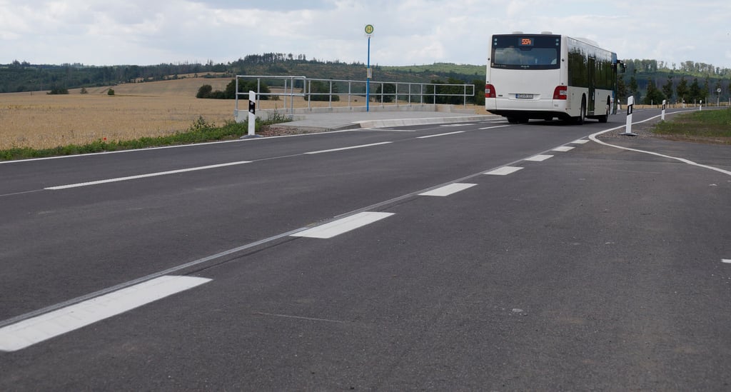 Die Kreisstraße 1358 ist wieder für den Verkehr freigegeben - samt erneuerter Bushaltestellen.