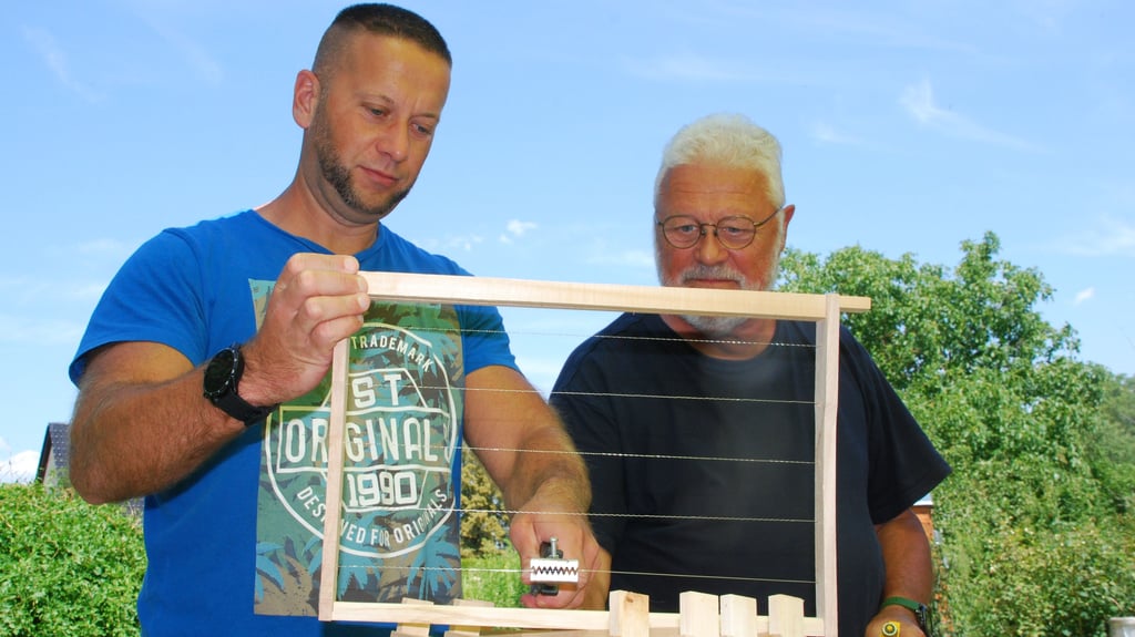 Martin Hartmann aus Hillersleben (links) und Hendrik Margraf aus Ilberstedt bei der Vorbereitung von Rähmchen in den Klein Wanzleber Imkergärten.