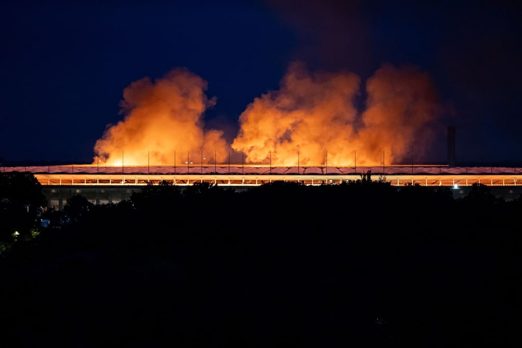 Rauchschwaden steigen während der Pyro-Show des Konzerts der Band Rammstein über dem Olympiastadion in Berlin auf.