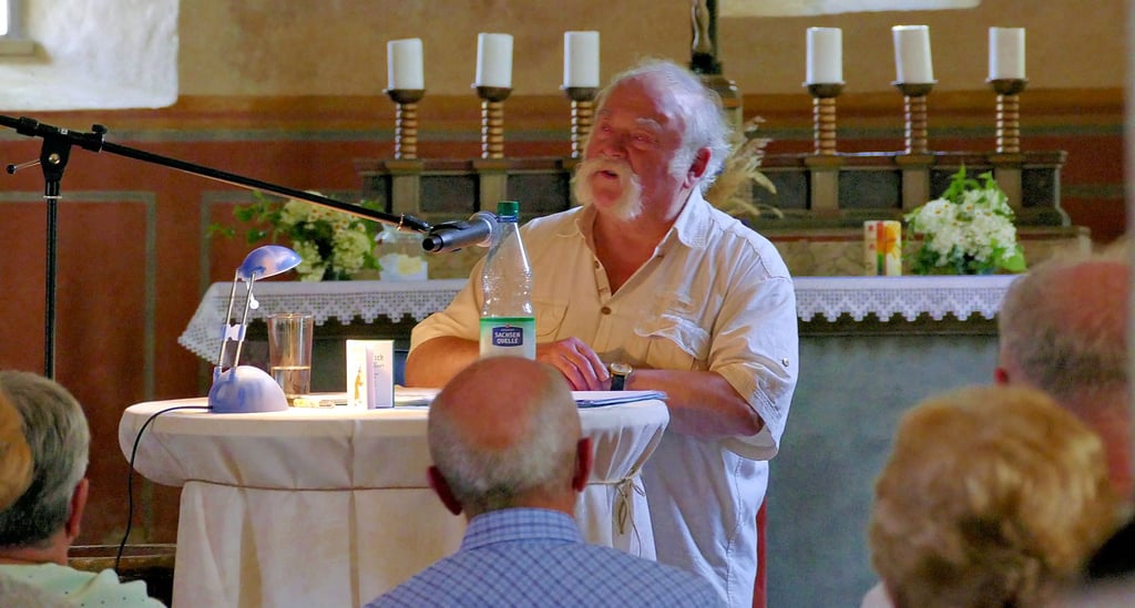 Gunter Böhnke liest vor ausverkauftem Haus in der Bücherkirche Axien.