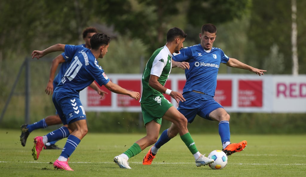 Stört den ballführenden Gegenspieler: FCM-Neuzugang Andi Hoti (r.). Der Innenverteidiger, in der Vorsaison von Inter Mailand an den SC Freiburg II ausgeliehen, wird hier zudem von Teamkollege Jason Ceka (Nummer 10) unterstützt, um das Leder für Blau-Weiß zu erobern.