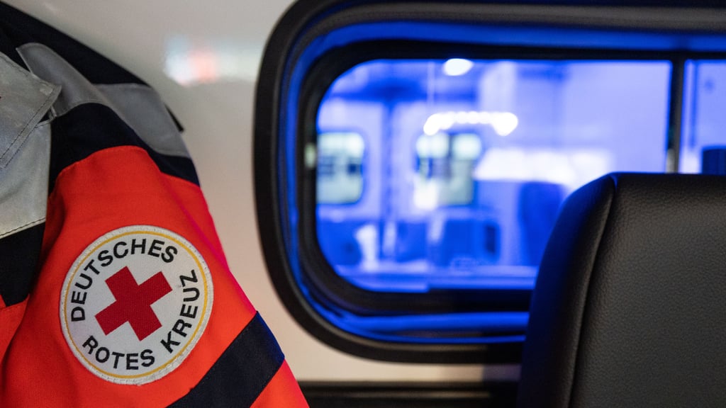 Nach einem medizinischen Notfall ist am Sonntag ein Mann in Halle gestorben.