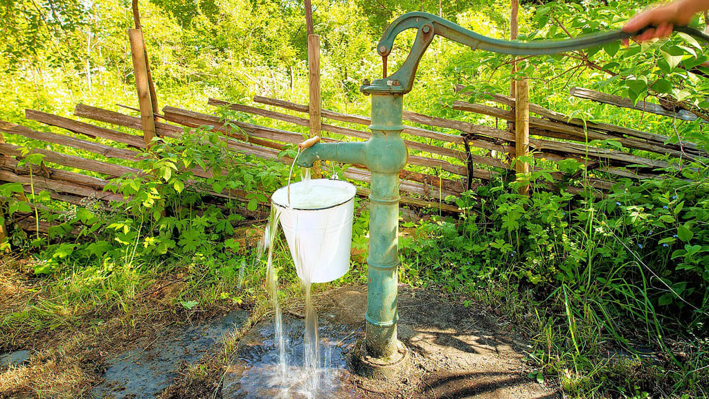 Anhaltende Trockenheit: Abpumpen von Wasser im Landkreis Börde