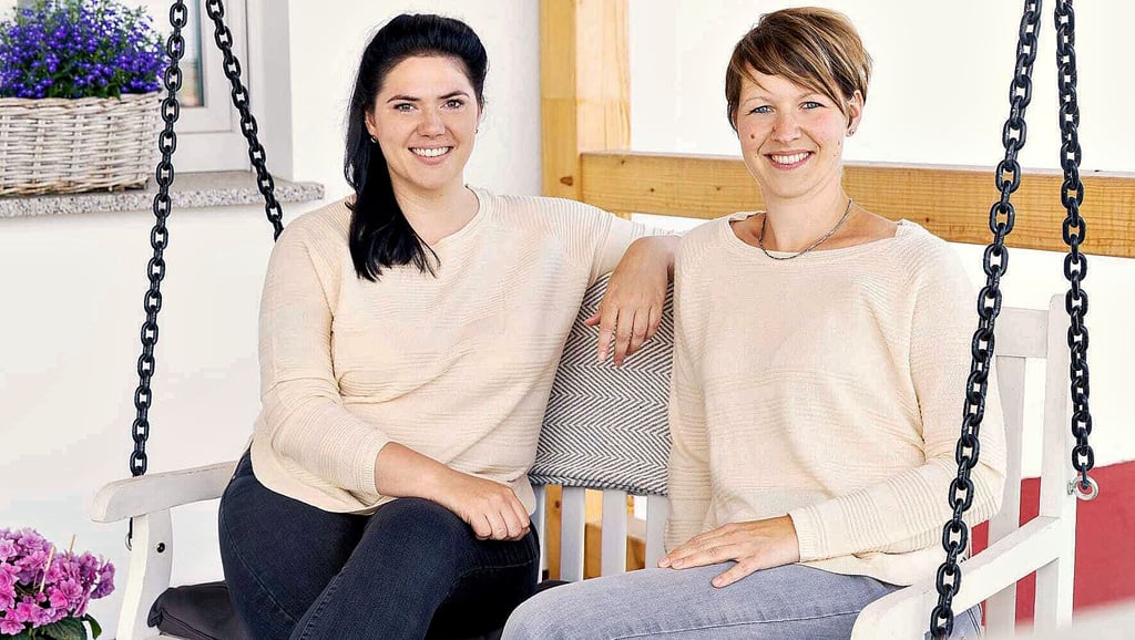 Sandy Gießwein (links) und Katja Illmann (rechts) haben ihren Traum wahr gemacht und wollen im November eine Hebammenpraxis in Schönebeck eröffnen.