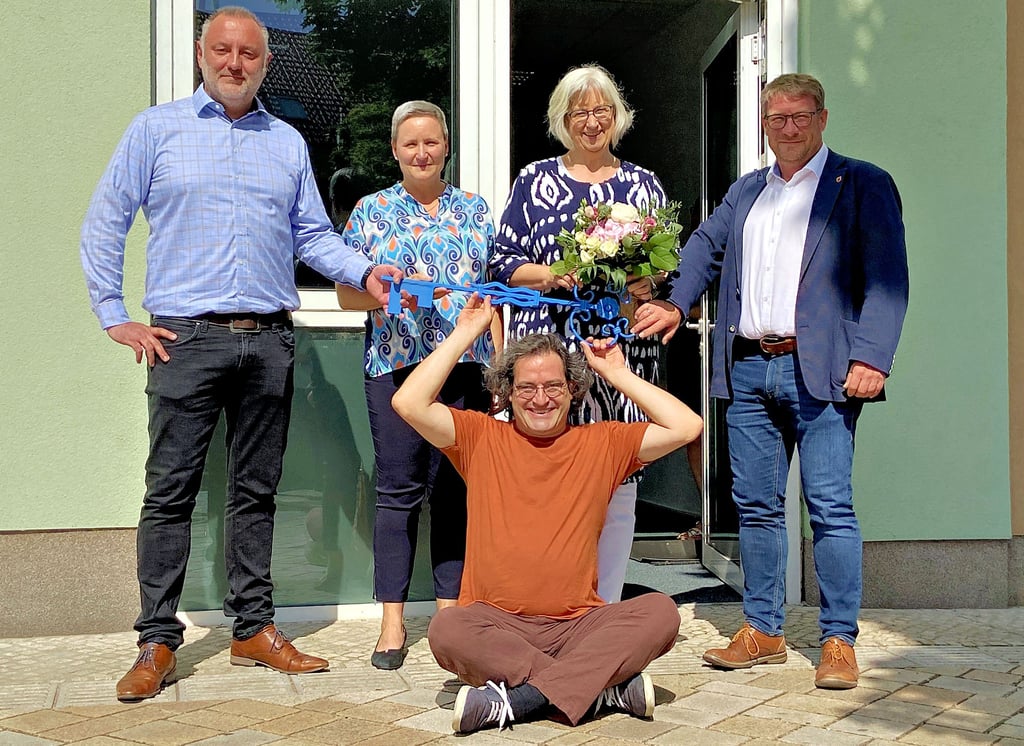 Die feierliche Schlüsselübergabe durch SWB-Prokurist Marco Lindner (links) an Kammerphilharmonie-Geschäftsführerin Anita Bader (3. von links) und Chefdirigent Jan Michael Horstann (Mitte). Stadtratsvorsitzende Cornelia Ribbentrop und Schönebecks Oberbürgereister Bert Knoblauch untersützten das Projekt, dem Orchester ein neues Zuhause zu verschaffen.