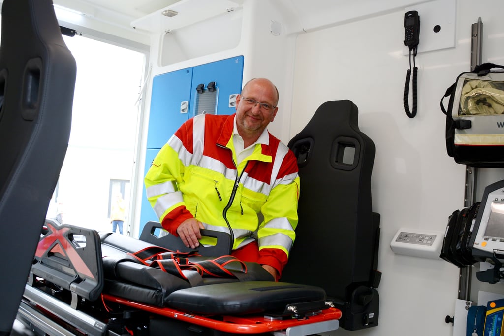 Michael Heu, Leiter der Wolmirstedter ASB-Rettungswache prüft die neue elektronische Hub- und Fahrtrage.