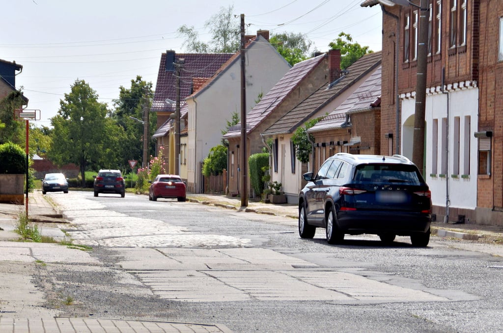 Die Harslebener Straße in Ditfurt wird viel befahren. Ein Parkstreifen soll für problemloses Durchkommen auch für große Fahrzeuge sorgen.