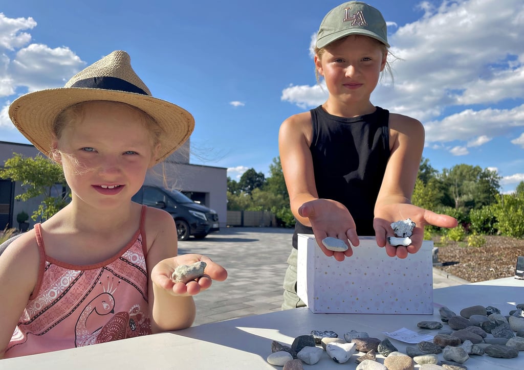 Mathilda und Rosalie mit ihren steinernen Schätzchen.