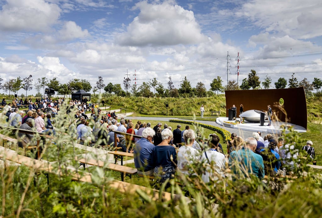 Angehörige der Opfer nehmen an der Gedenkfeier am Nationaldenkmal MH17 teil.