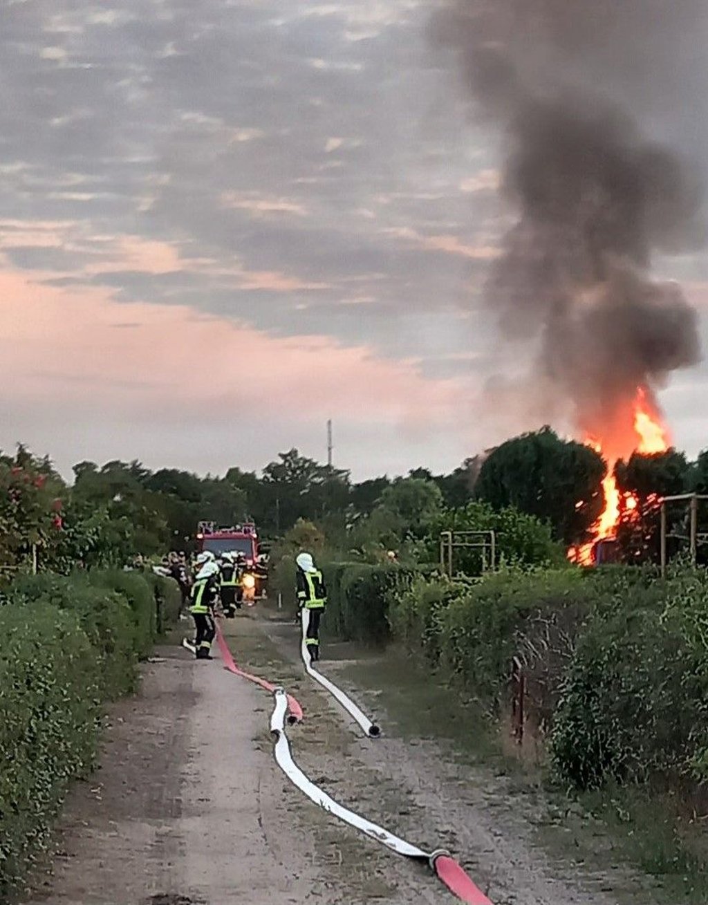 Lange Wege, lange Schlauchleitungen beim Einsatz in der Kleingartenanlage.