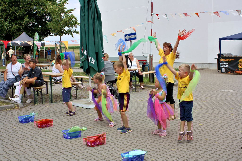 Ob eine Tanzvorführung der Bierer „Rock ’n’ Roll“ Mäuse oder das Kinderprogramm der örtlichen Kita „Zwergenland“, die Programmpunkte der jungen Teilnehmer kommen beim „Fest der Vereine“ sehr gut an.