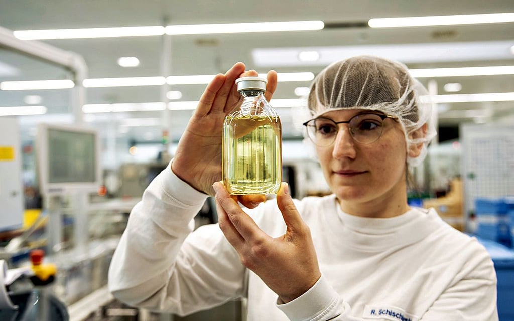 Regina Schischkovski ist Qualitätskontrolleurin bei Octapharma. Jede Flasche mit Plasma wird vorm Verpacken penibel überprüft.