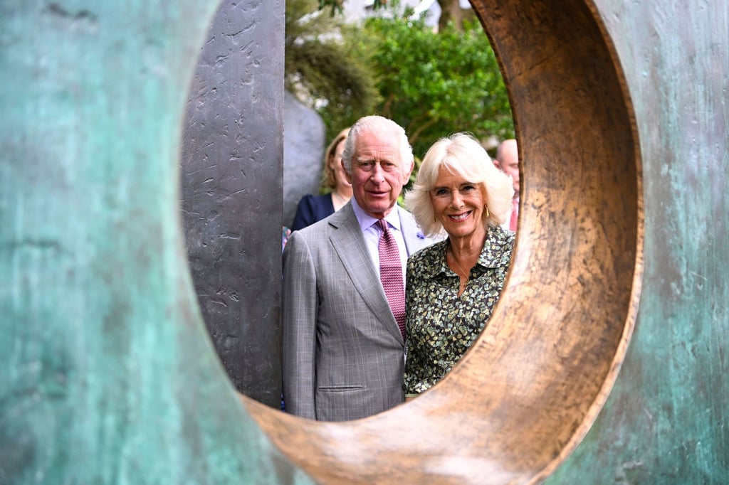 König Charles und Königin Camilla bei einem Besuch des Barbara Hepworth Museum and Sculpture Garden.