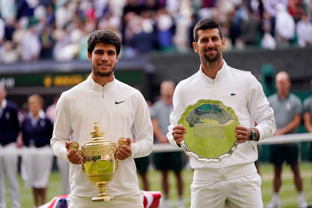 Sieger und Besiegter: Carlos Alcaraz (l) und Novak Djokovic..