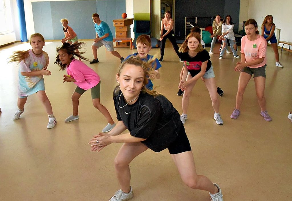 Hanna vom Dance CompleX Magdeburg macht die Kinder für den HipHop-Tanz beim Abschlussfest fit.