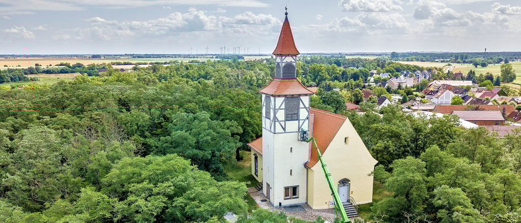 Majestätisch thront die Menzer Kirche hoch oben auf dem Kirchberg über Menz. Von Weitem scheint alles in Ordnung zu sein, doch die Gefache zwischen den Fachwerkbalken sind locker und drohen, herauszufallen. Es bestünde Gefahr für Leib und Leben. Daher hat der Förderverein „Kirche St. Paulus Menz und Kirchberg Menz“ kurzerhand entschieden, die Sanierung aus eigener Tasche zu bezahlen.
