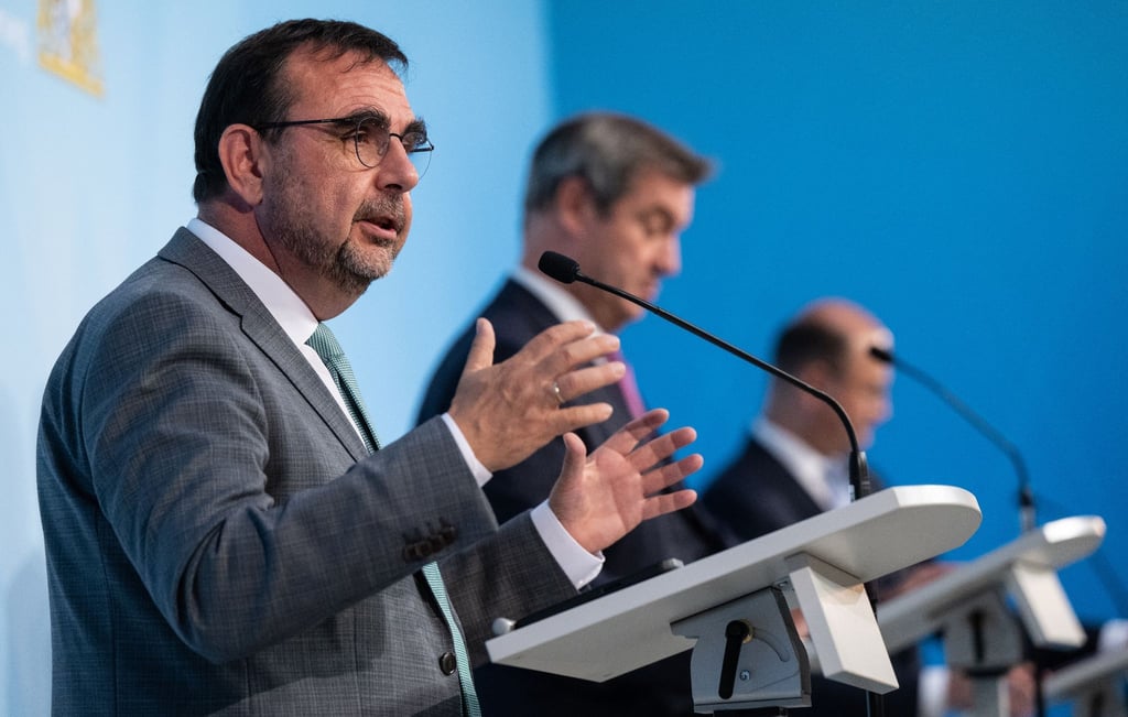 Bayerns Gesundheitsminister Klaus Holetschek will einen stärkeren Fokus auf Long-Covid-Erkrankte legen.