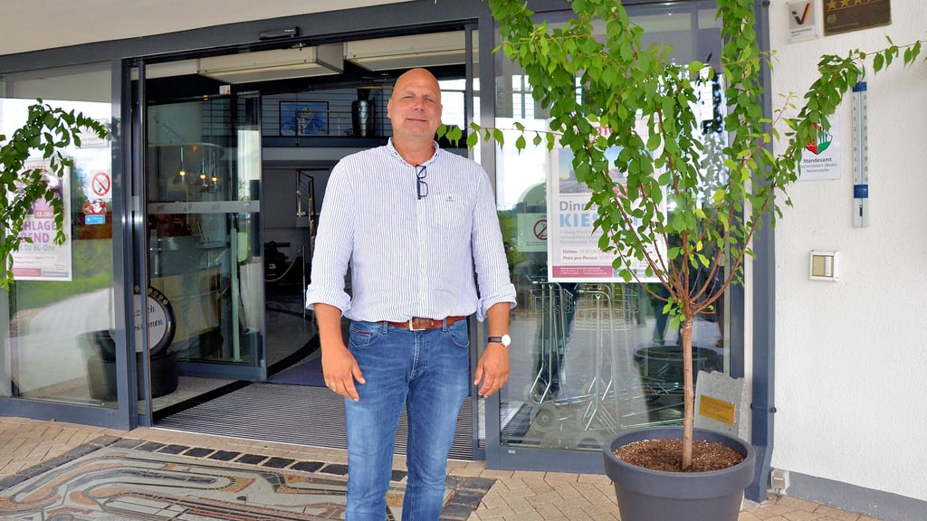 Das Hotel der Motorsport Arena Oschersleben ist kein klassisches Urlaubshotel. Zu den Gästen zählen Größen in der Motorsport-Branche. Bei Rennsport Veranstaltungen kommen aber auch immer wieder prominente Besucher, die  Hoteldirektor Johannes Koch begrüßen kann. 