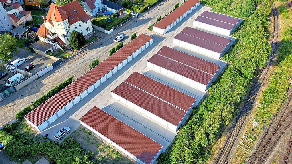 Blick auf den neuen Garagenpark in der Nähe des Hauptbahnhofs in Stendal. Mit der Investition von mehr als 1,34 Millionen Euro wurde Brachland in der Eisenbahnstraße aufgewertet.