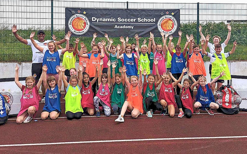 Angetreten zum Gruppenfoto des Sommercamps der Schulsozialarbeit in der Grundschulsportanlage. Wie man sieht, haben die Kinder jede Menge Spaß in den Sommerferien. Die Kinder kommen aus Calbe und Barby.