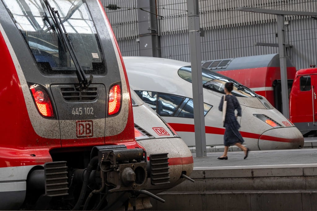 Züge der Deutschen Bahn im Münchner Hauptbahnhof. Der Fahrgastverband Pro Bahn hofft, dass die am Montag beginnende Schlichtung im Tarifkonflikt bei der Deutschen Bahn zu einem Ergebnis kommt - und es dann keine weiteren Streiks geben wird.