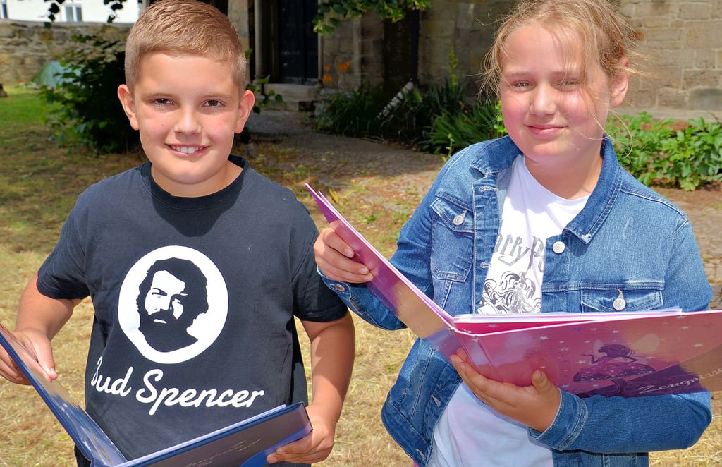 Louisa Klein und Arthur Voigt haben nur jeweils eine Zwei auf ihren Zeugnissen. „Wir sind aber alle gut“, versichern sie mit Blick auf die erste Klasse, die die evangelische Grundschule Rathmannsdorf nach vier Jahren verlässt.