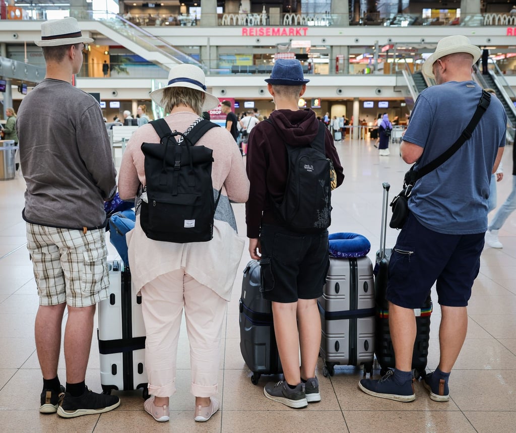 Familie am Flughafen Hamburg: Die Menschen fahren wieder häufiger ins Ausland und nutzen dafür auch eher wieder das Flugzeug, das in der Pandemie gemieden worden war.