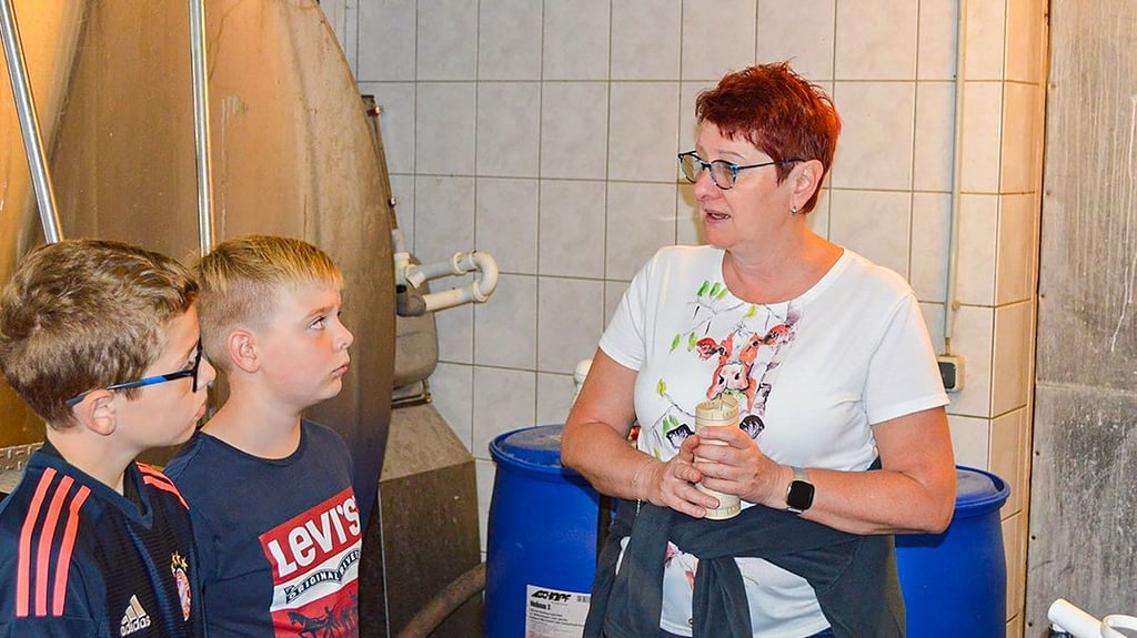 Finn und Chris (von links) hatten viele Fragen zur Milchkühlung an Landwirtin Angela Bradatsch