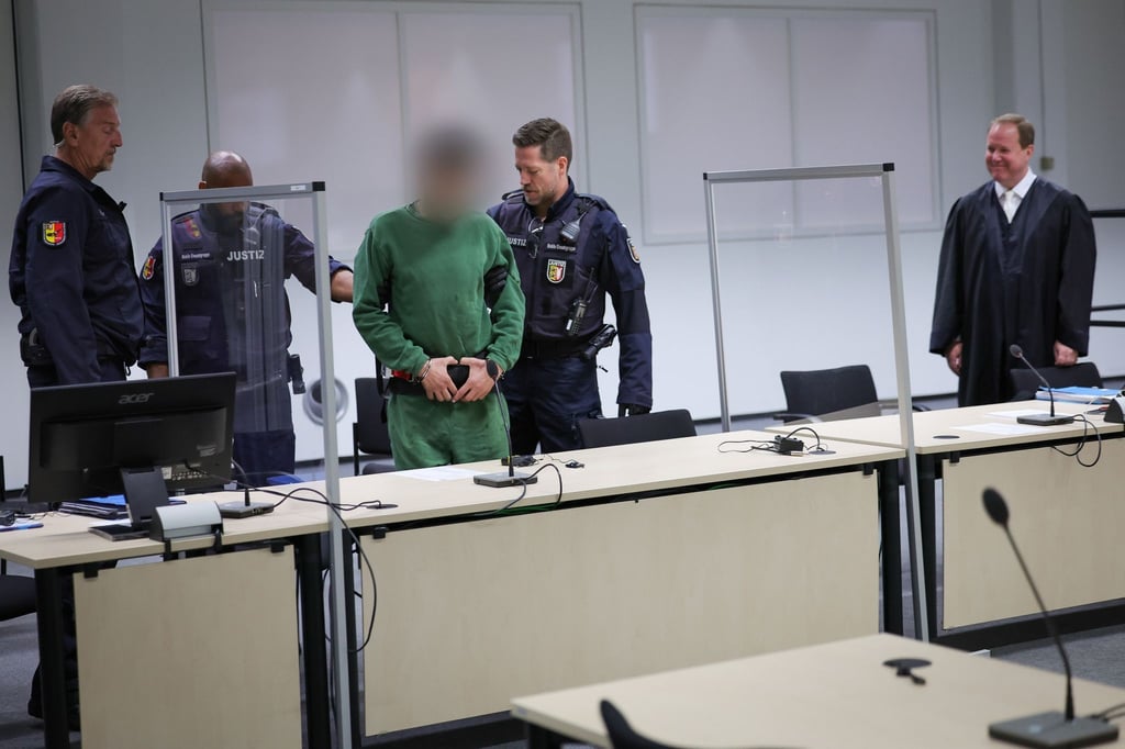Der Angeklagte Ibrahim A. (3.v.l.) wird in den Gerichtssaal gebracht.