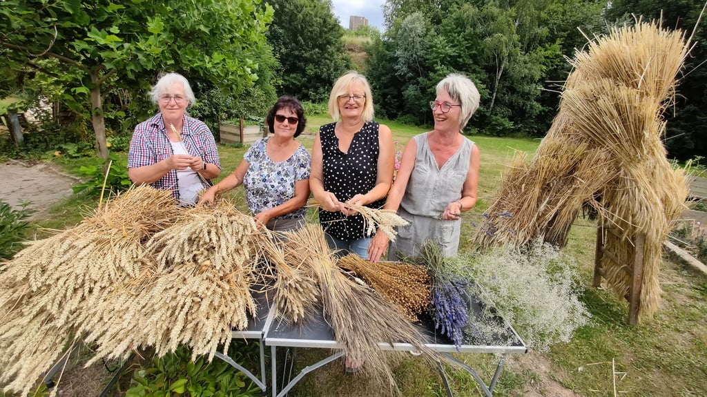 Jutta Fischer, Dagmar Meißner, Andrea Großler und Rosalinde Scheunert beim Putzen des Getreides.
