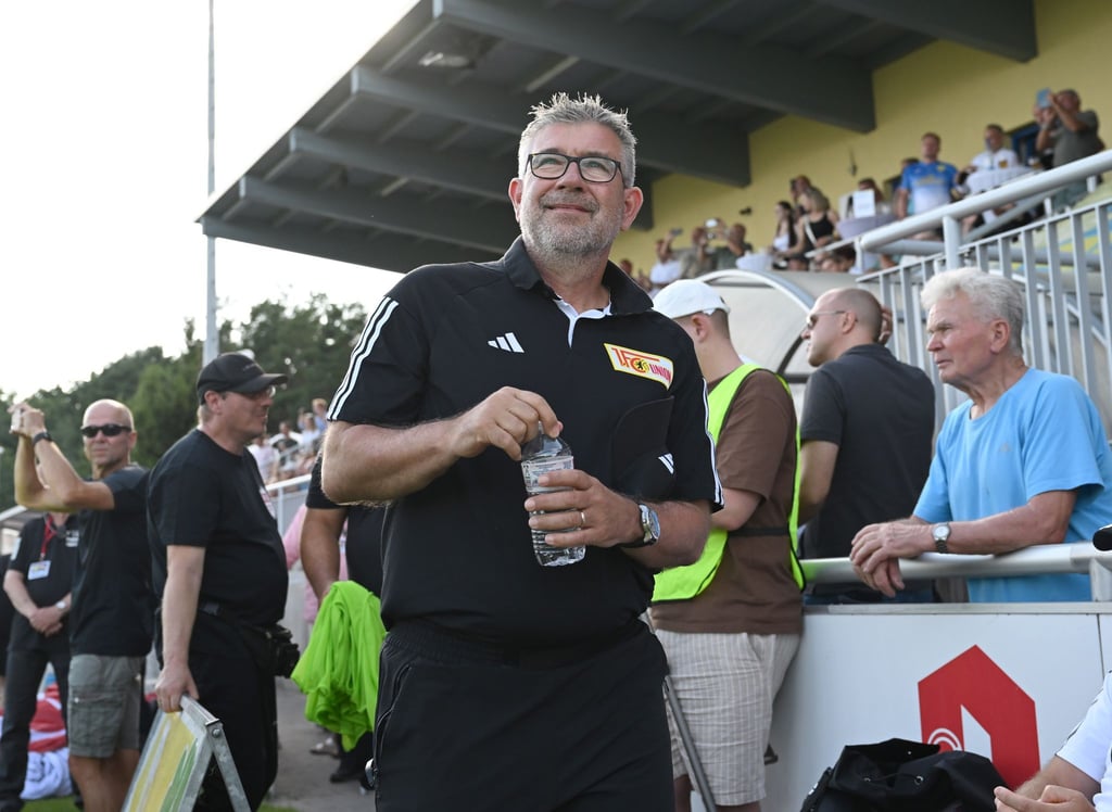 Urs Fischer steht im Werner-Seelenbinder-Stadion.