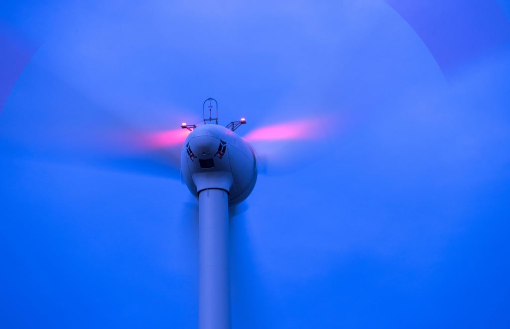 Eine Windkraftanlage in einem Windpark ist in Betrieb.