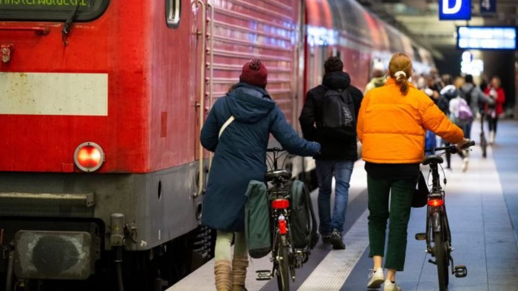 Versteigerung im Magdeburger Hauptbahnhof: Bei der Deutschen Bahn (DB) gibt es wieder eine Fahrradversteigerung. Wir zeigen, was Sie dazu wissen müssen. Symbolbild: