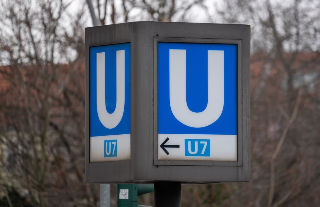 Ein U-Bahn-Schild weist den Weg zum U-Bahnhof der Linie U7.