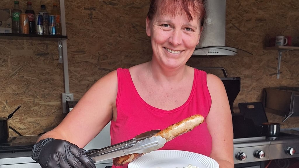 Verena Tillmanns bedinet die Gäste im neuen Imbiss bei der Firma Beto-Holz in Klötze an der Schützenstraße.
