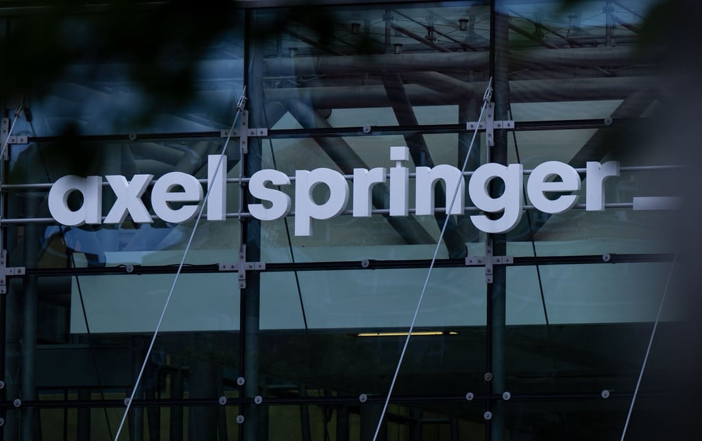 Das Logo vom Axel-Springer-Verlag ist über dem Eingang zum Verlagsgebäude angebracht.